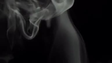 白色烟雾散开缥缈晕开黑色背景素材视频的预览图